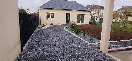 Revêtement de sol en pierre naturelle posé par une entreprise de carrelage spécialisée
