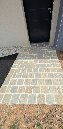 Pose de mosaïque décorative par un artisan carreleur à Gorges